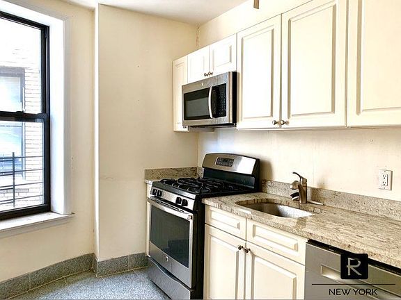 3rd image of 76 Saint Nicholas Pl APT 41
