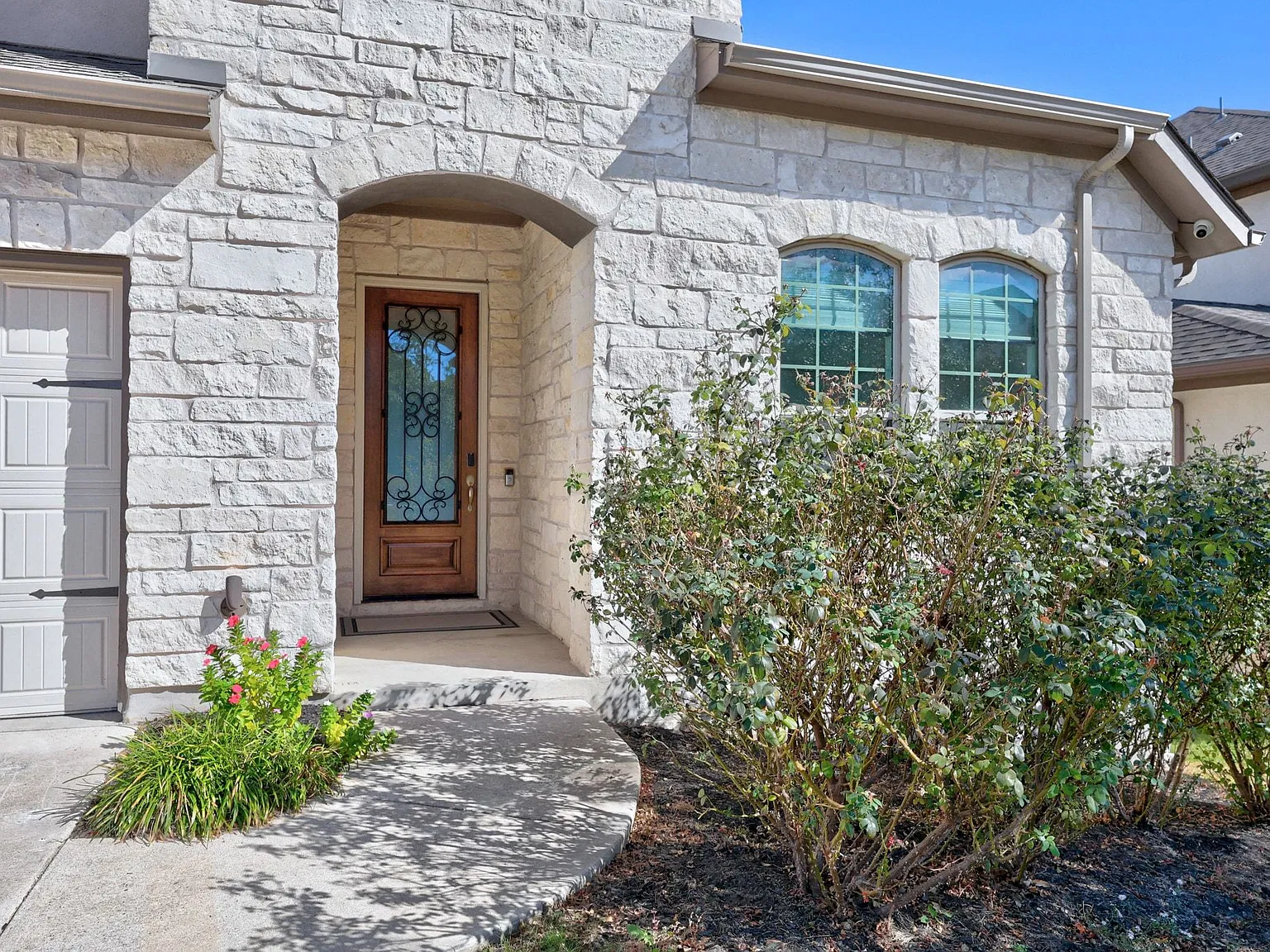 4 bed, 2256 sqft, $3,500 — Photo 3