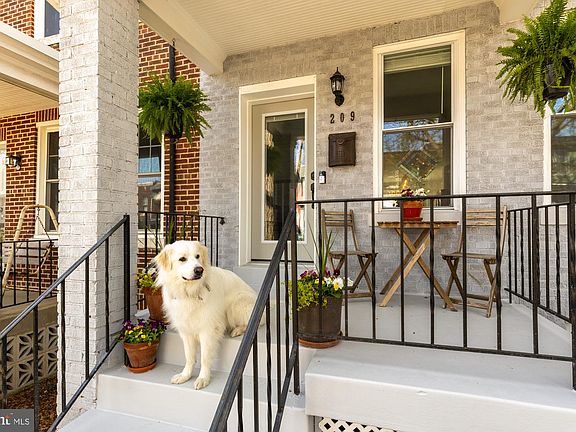 2nd image of 209 Cromwell Ter NE