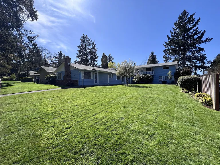 1347 Fir St S — Photo 21