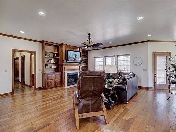 5th image of 44506 Kingsbury Ln