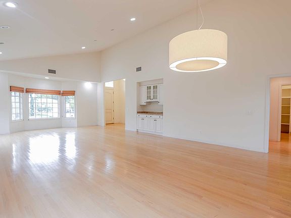 5th image of 332 N Bowling Green Way