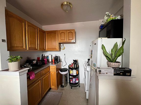 5th image of 2534 Crescent St APT 5