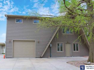 22 W Lakeshore Dr, Lincoln, NE 68528