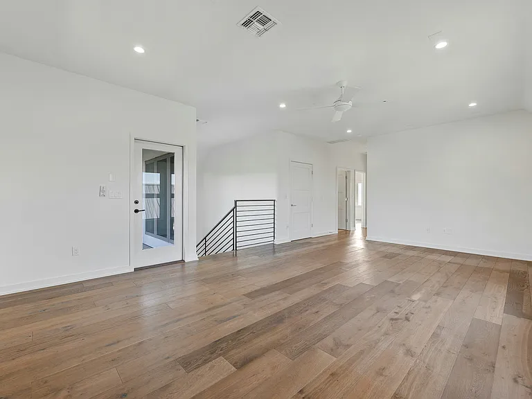 2518 Sutherland St — Photo 15