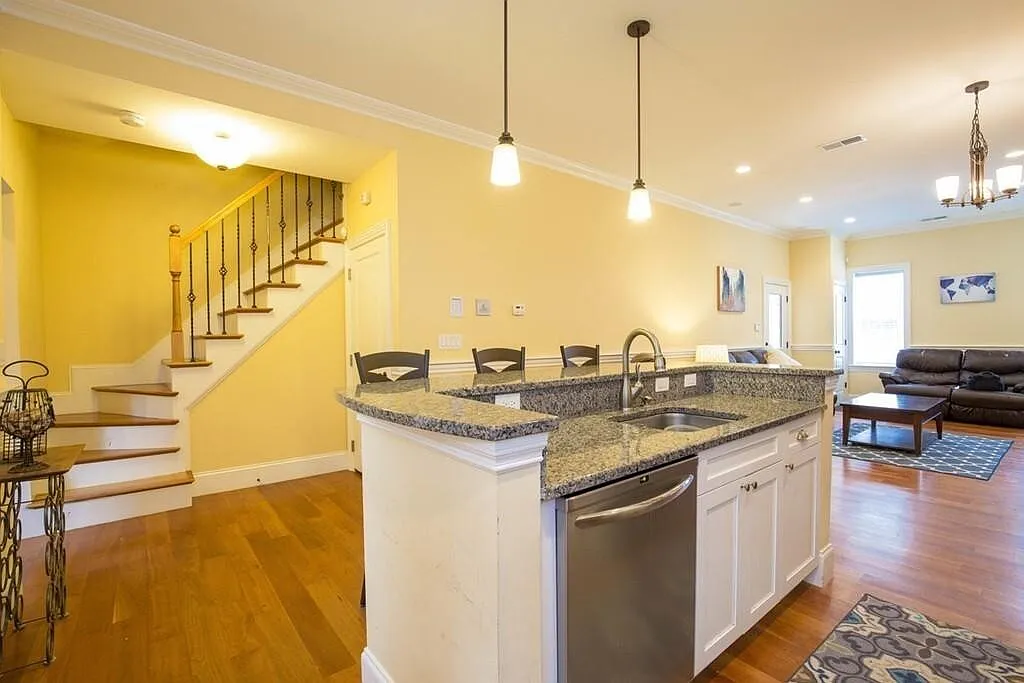 8 Gates Street - 1 — Photo 1