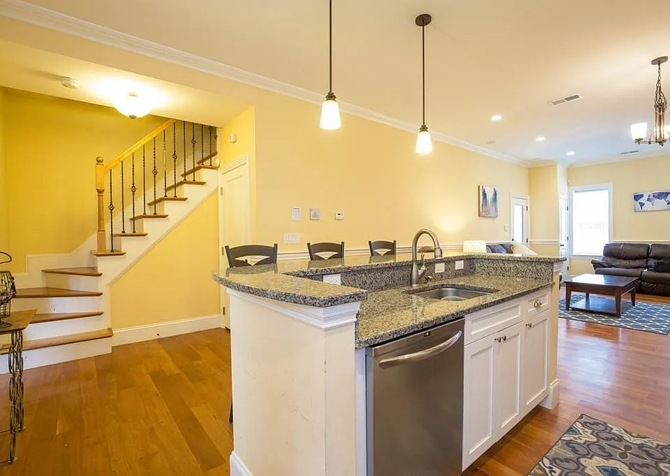 8 Gates St #1