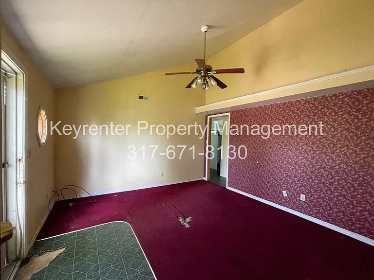 1027 E 4th St — Photo 14