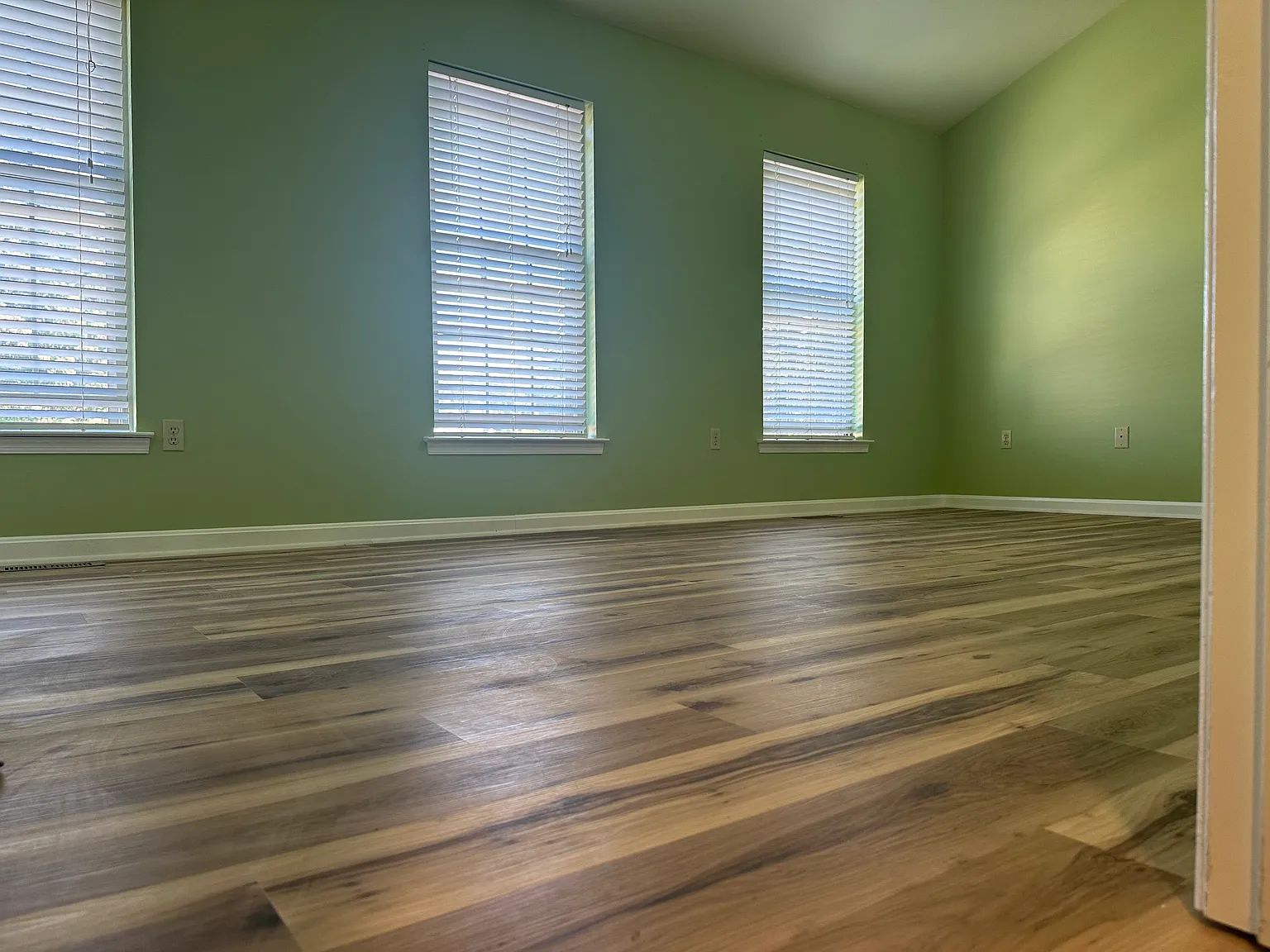 335 Stonehedge Ln — Photo 3