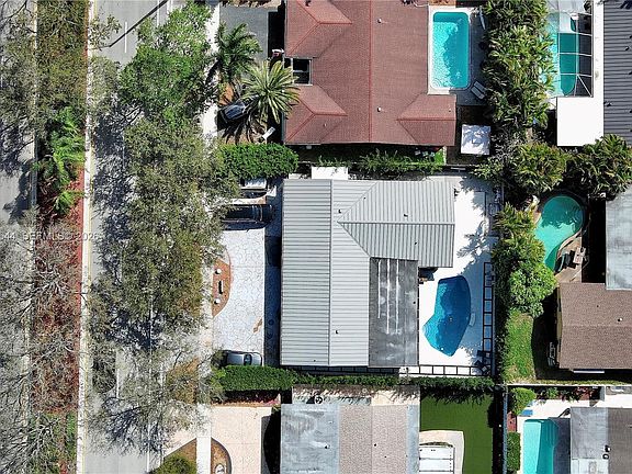 2nd image of 1140 N Douglas Rd