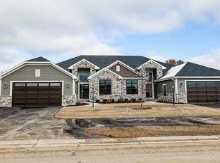 7906 W Stone Ridge Dr #81-2, Lannon, WI 53046