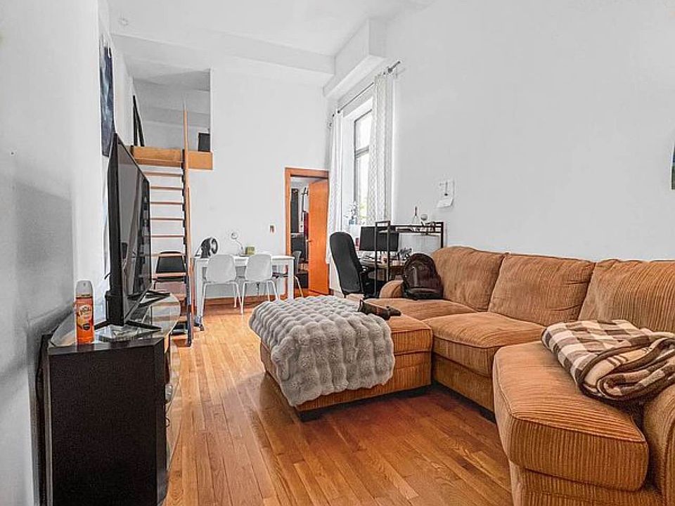 1st image of 457 W 46th St #7