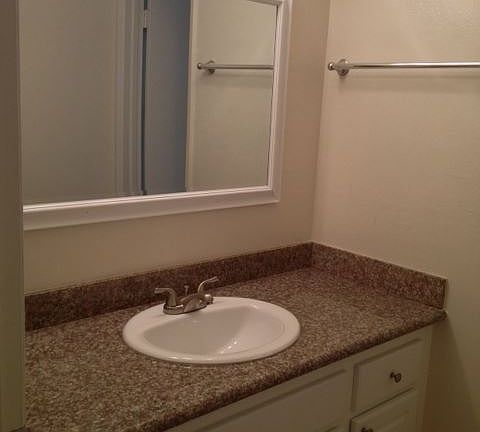 3rd image of 2518 Capitol Ave APT 02