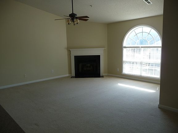 LIVING ROOM W/FIREPLACE