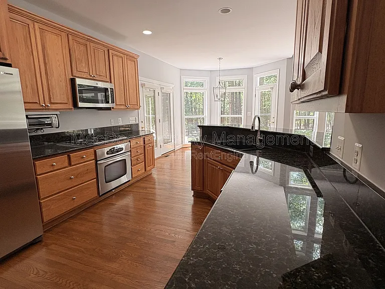 10802 Cedar Creek Dr — Photo 11