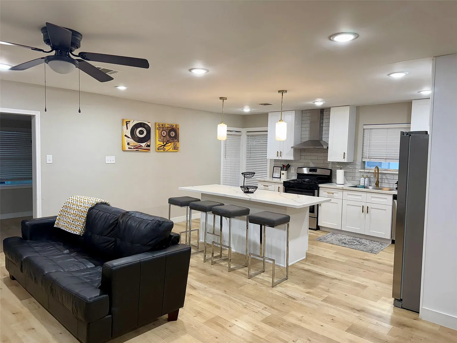 4 bed, 2.0 bath, 2200 sqft, $5,000 — Photo 3