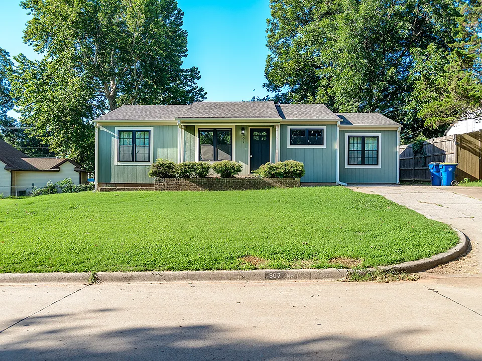 807 W Bennett Dr