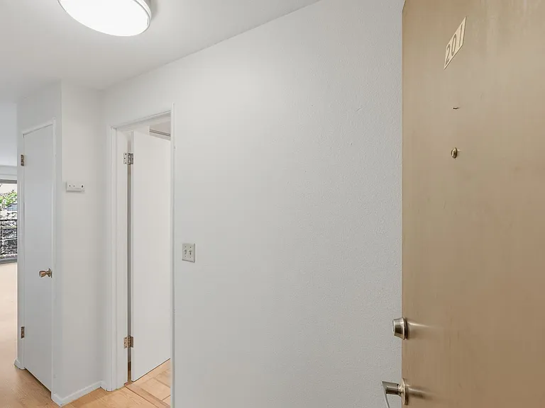 1408 Queen Anne Ave N — Photo 11