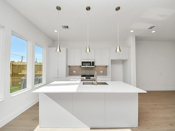 3rd image of 2104 Diagonal Ln