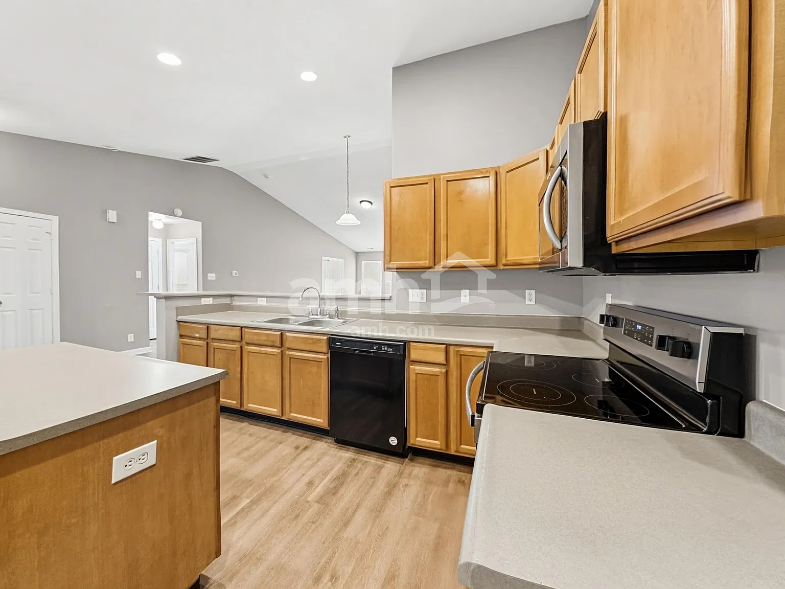 3 bed, 2.0 bath, 1704 sqft, $2,130 — Photo 4