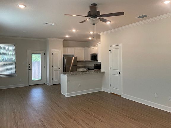 2nd image of 10218 Lynwood Vlg #102