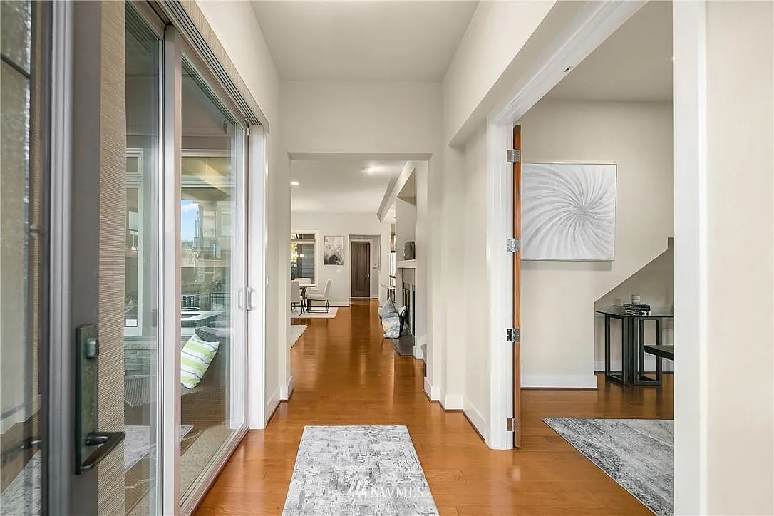 1036 N 42nd Pl — Photo 3