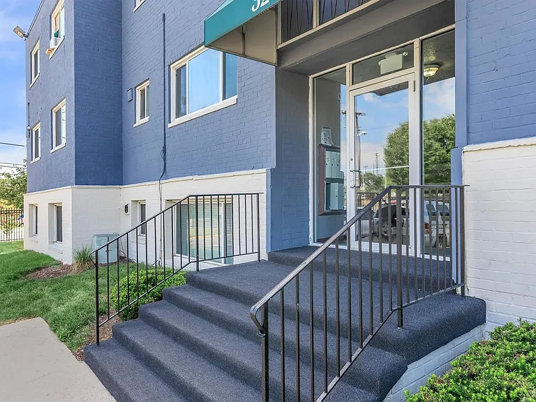 Regency Court Apartments — Photo 7