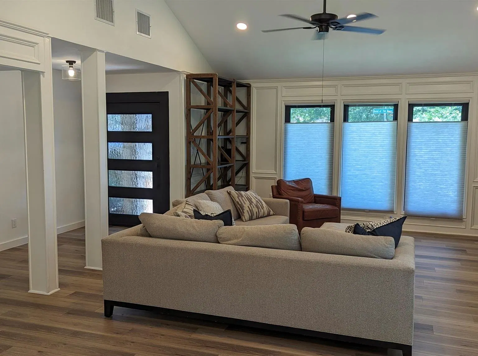 4 bed, 2.5 bath, 2468 sqft, $6,495 — Photo 2