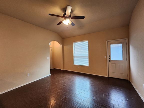 5th image of 712 Creekside Cir