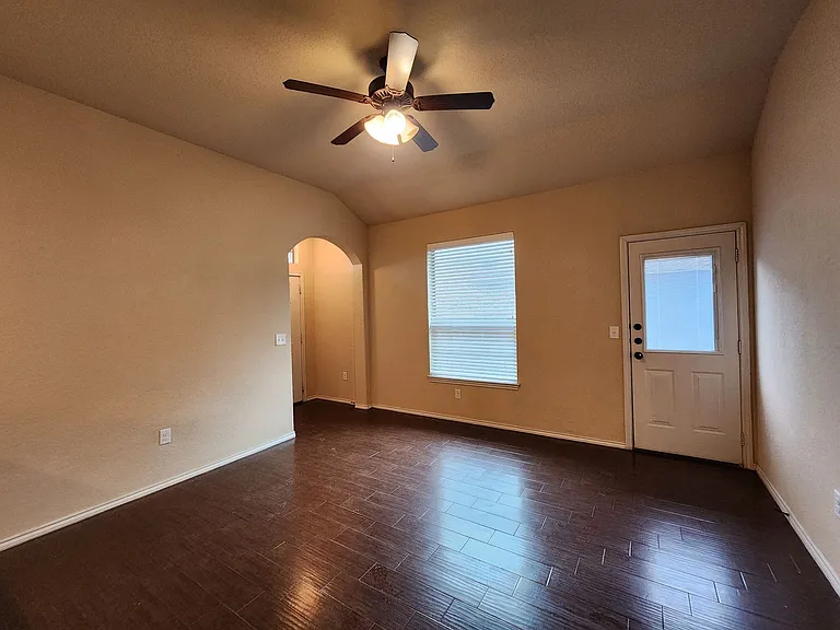712 Creekside Cir — Photo 5