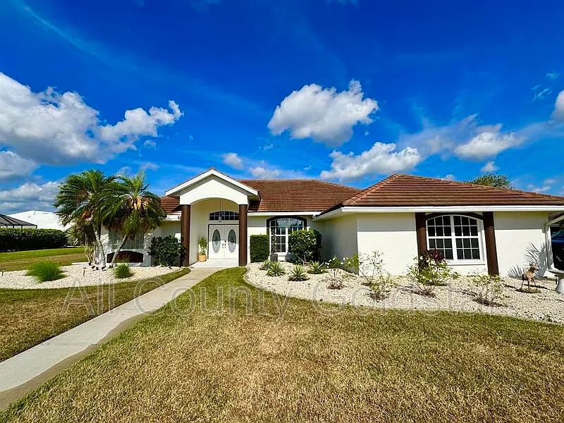 3 bed, 2.0 bath, 2005 sqft, $2,795 — Photo 2