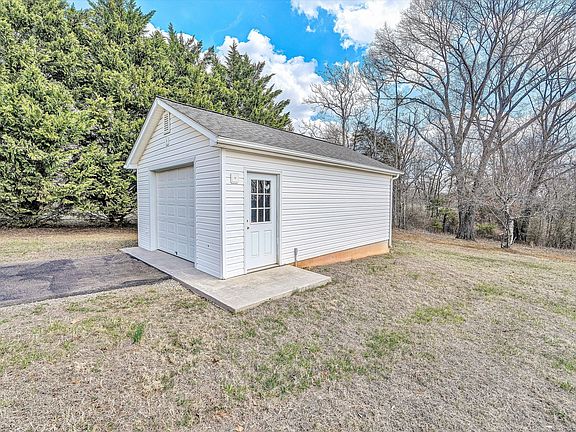 5th image of 75 Evergreen Rd