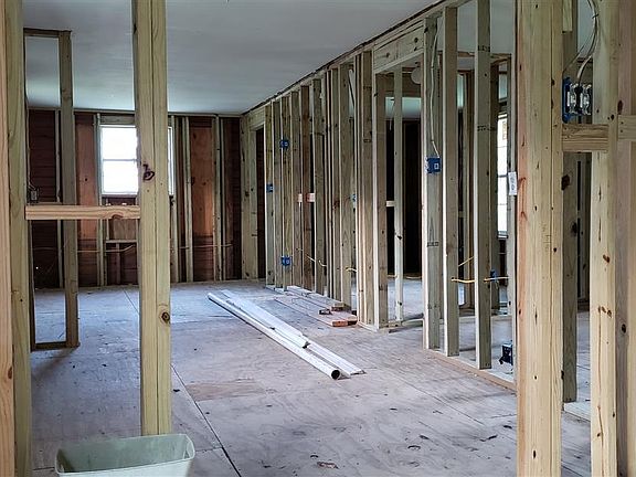 4th image of 226 Leslie St