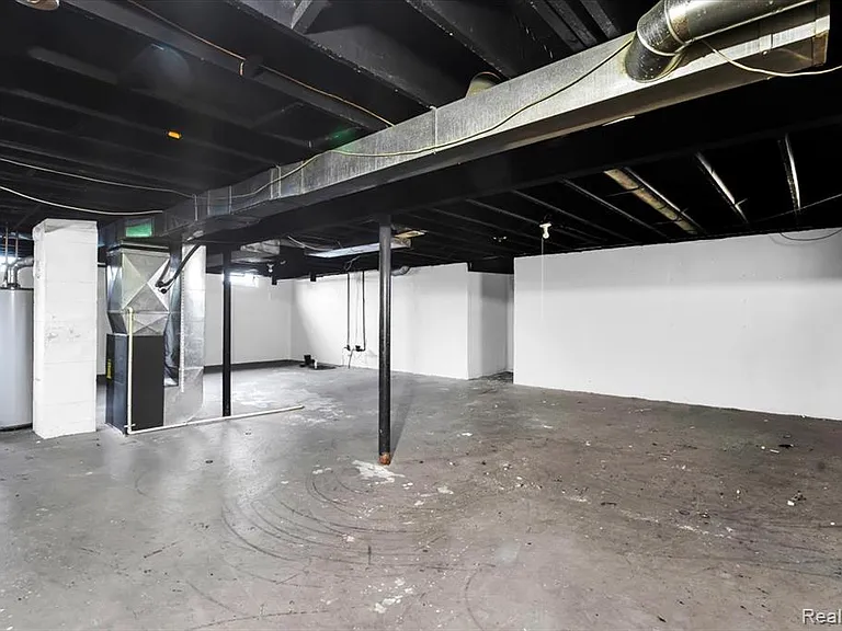 23031 Eastwood St — Photo 20