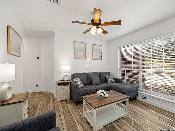5th image of 272 Goliad Dr