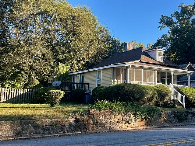 1086 W Hancock Ave — Photo 2