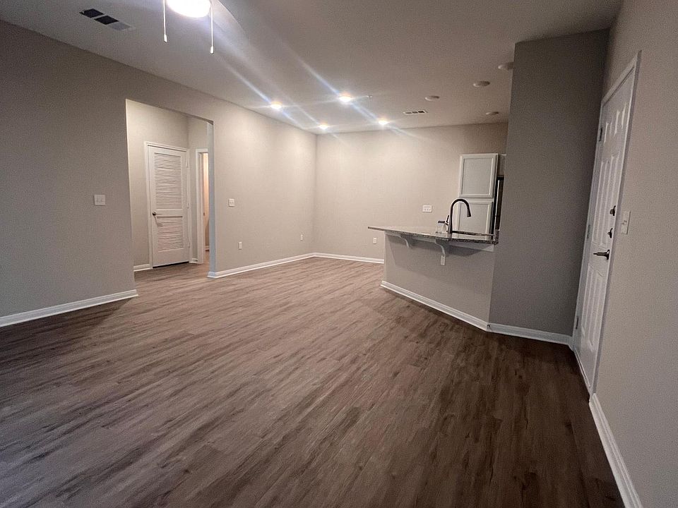 1st image of 517 Northside Dr #216