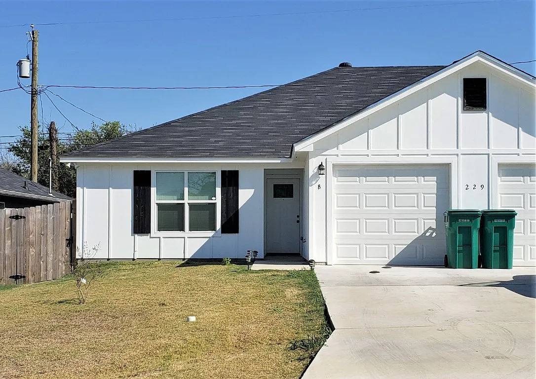 3 bed, 1150 sqft, $1,295 — Photo 1