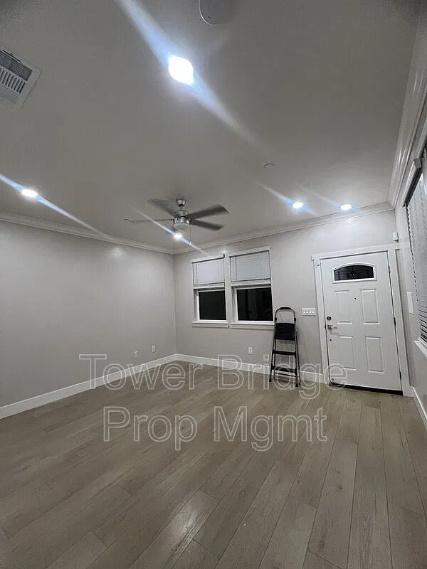 2 bed, 1.5 bath, 890 sqft, $2,120 — Photo 4