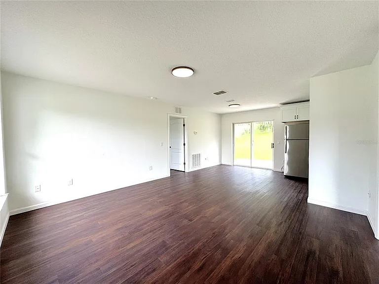 102 Edison St — Photo 2