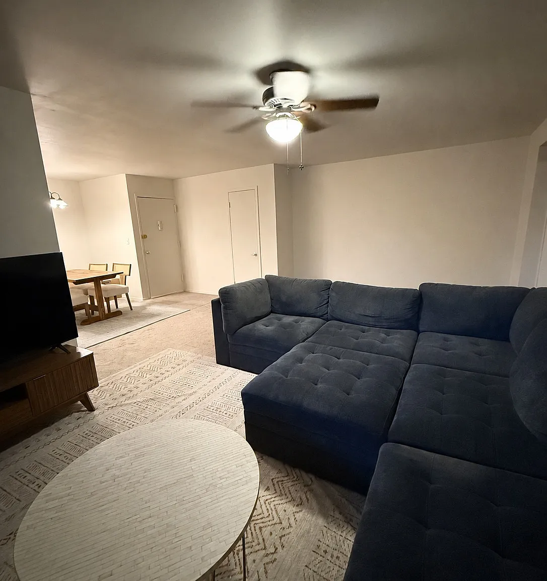 1 bed, 1.0 bath, 975 sqft, $1,900 — Photo 1