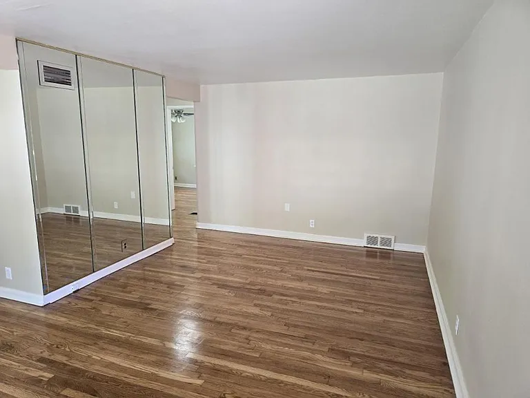 1901 N Hanley Rd — Photo 3