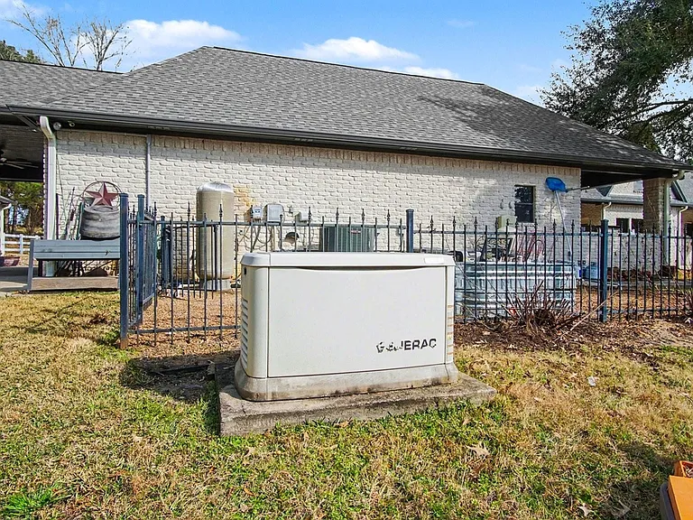 15569 Crown Oaks Dr — Photo 48