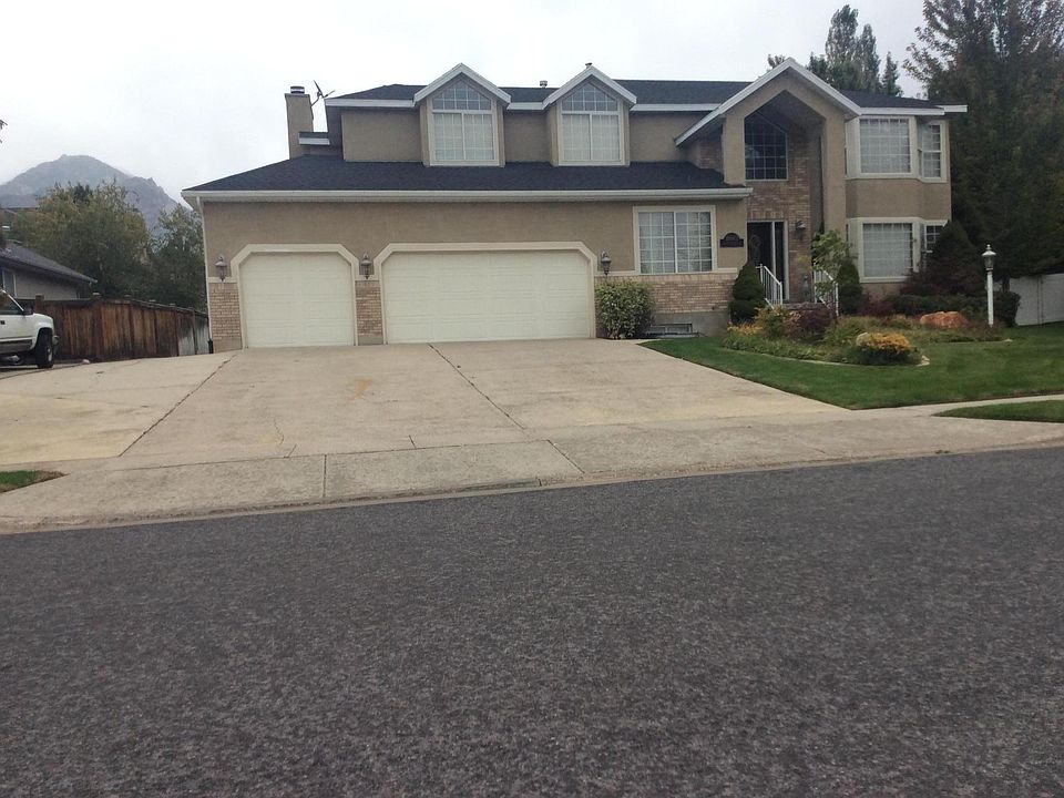 Beautiful basement apartment in nice, safe and quiet neighborhood. 3 bdrm 1 bath washer and dryer, gas fireplace