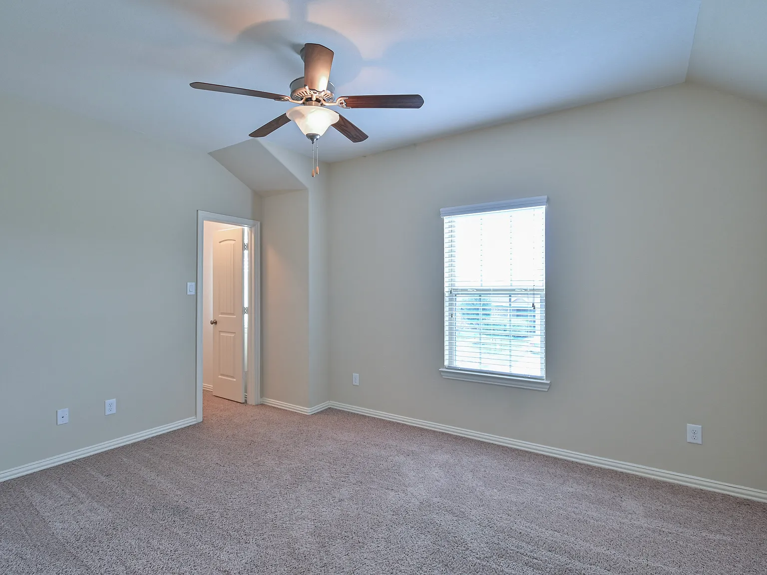 4 bed, 2.5 bath, 2652 sqft, $2,375 — Photo 2