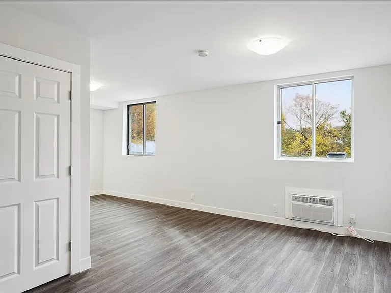 450 Sandringham Cres — Photo 10