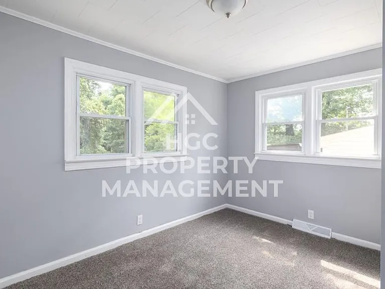 1228 Irving Ave — Photo 11