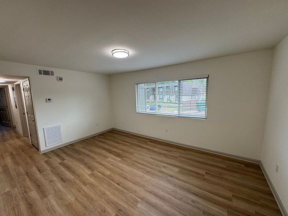 4th image of 1128 W College St #I-6