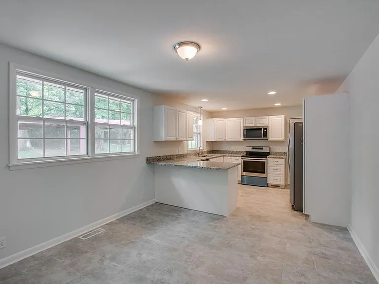 558 Roosevelt Ave — Photo 8