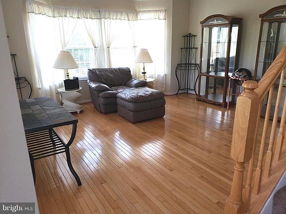 4th image of 48 Leslie Ct
